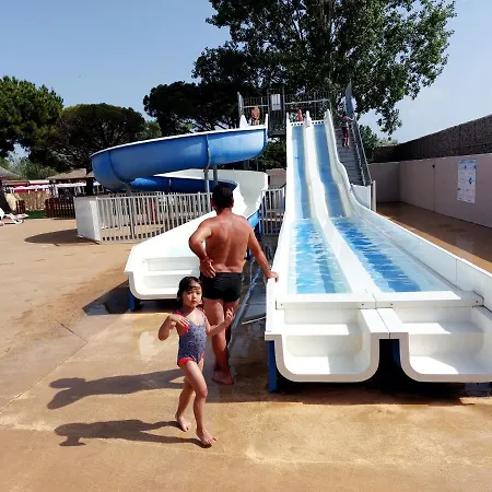 Mobil 6 8 Places Climatise Et Terrasse Camping L'elysee Sauveur Mh Le Grau-du-Roi