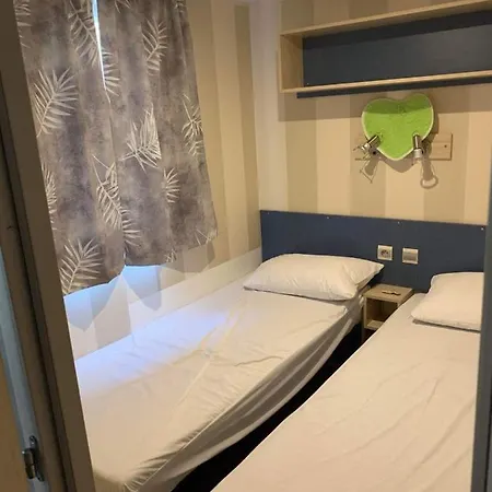 Mobil 6 8 Places Climatise Et Terrasse Camping L'elysee Sauveur Mh Kamp alanı *