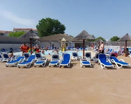 Mobil 6 8 Places Climatise Et Terrasse Camping L'elysee Sauveur Mh Le Grau-du-Roi